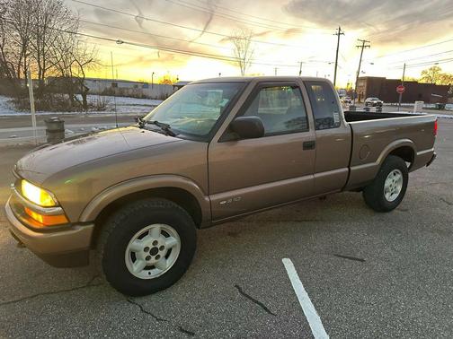 2002 Chevrolet S-10 Base