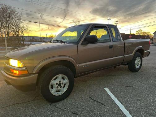 2002 Chevrolet S-10 Base