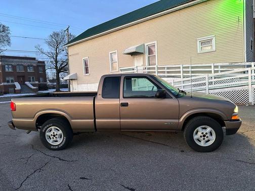 2002 Chevrolet S-10 Base
