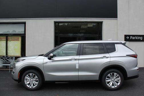 2025 Mitsubishi Outlander ES