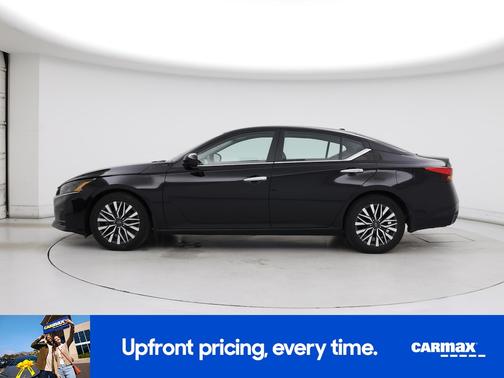 Black 2023 Nissan Altima SV