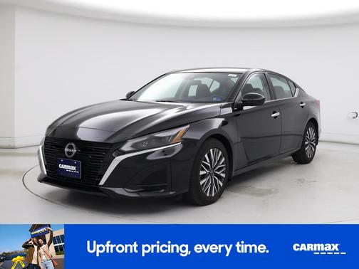 Black 2023 Nissan Altima SV