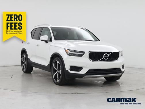 White 2020 Volvo XC40 T4 Momentum