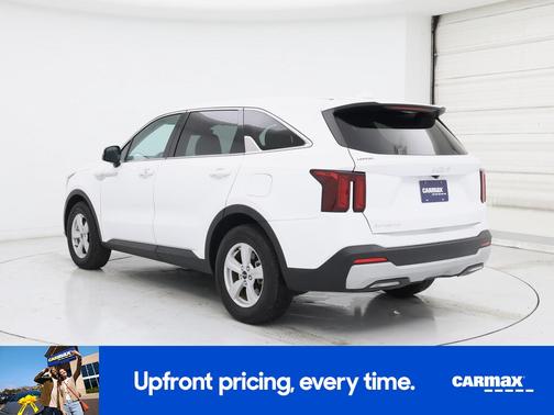 White 2025 Kia Sorento LX