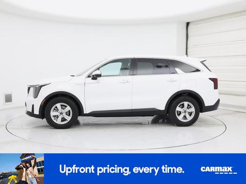 White 2025 Kia Sorento LX