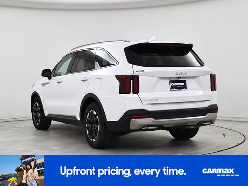 White 2024 Kia Sorento S