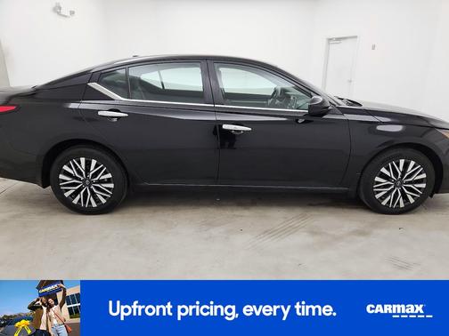 Black 2023 Nissan Altima SV