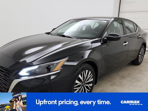 Black 2023 Nissan Altima SV