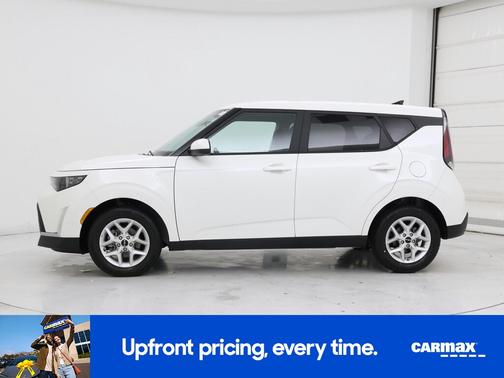White 2025 Kia Soul LX