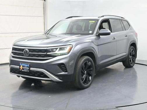 Platinum Gray Metallic 2022 Volkswagen Atlas 3.6 SE w/ Technology