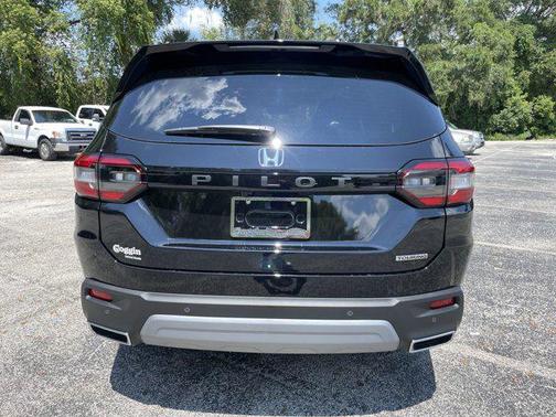 2025 Honda Pilot Touring 8-Passenger