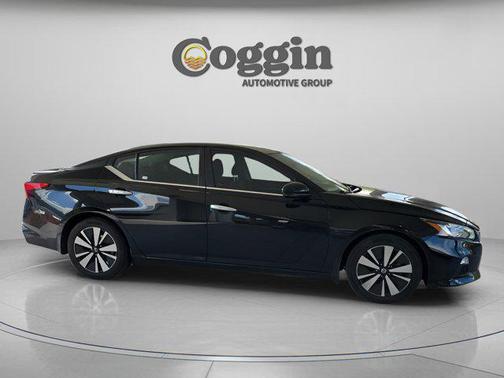 Super Black 2022 Nissan Altima 2.5 SV