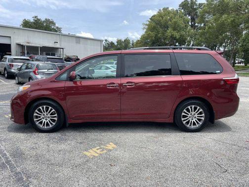 2020 Toyota Sienna XLE