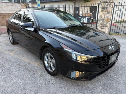Black 2023 Hyundai ELANTRA SE