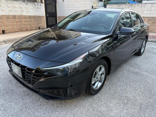 Black 2023 Hyundai ELANTRA SE