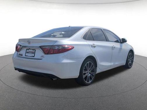 Blizzard Pearl 2016 Toyota Camry SE w/Special Edition Pkg