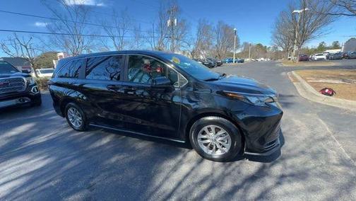 2025 Toyota Sienna LE