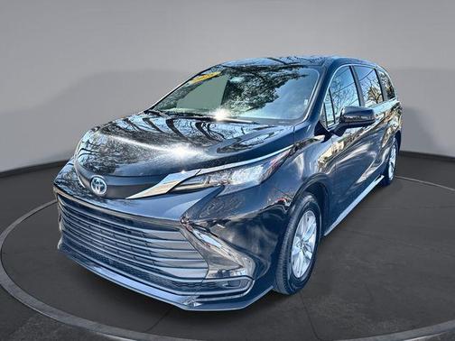 2025 Toyota Sienna LE