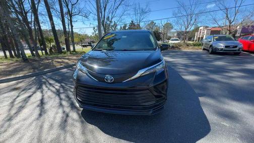 2025 Toyota Sienna LE