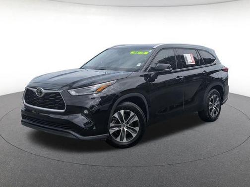 Midnight Black Metallic 2022 Toyota Highlander XLE