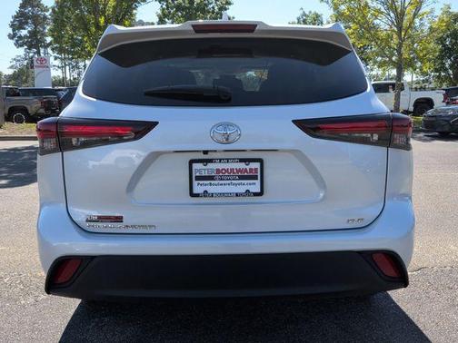Wind Chill Pearl 2024 Toyota Highlander XLE