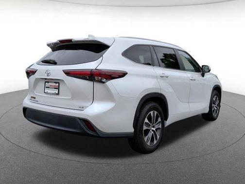 Pearl 2024 Toyota Highlander XLE