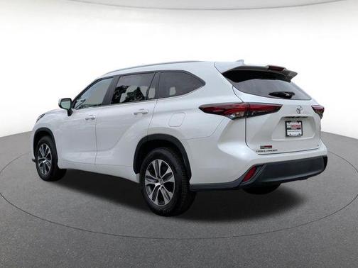 Pearl 2024 Toyota Highlander XLE