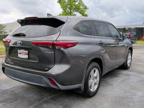 Magnetic Gray Metallic 2022 Toyota Highlander Hybrid LE
