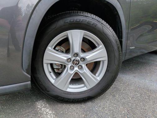 Magnetic Gray Metallic 2022 Toyota Highlander Hybrid LE