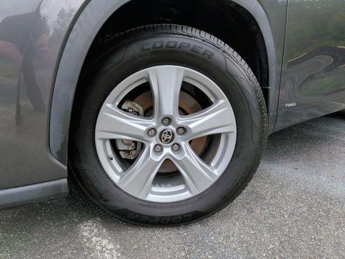 Magnetic Gray Metallic 2022 Toyota Highlander Hybrid LE