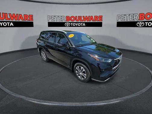 2022 Toyota Highlander Hybrid XLE
