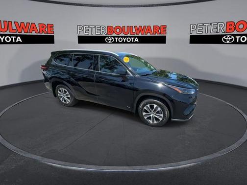 2022 Toyota Highlander Hybrid XLE