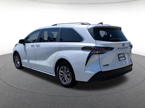 Pearl 2023 Toyota Sienna XLE