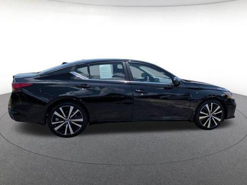 Black 2022 Nissan Altima 2.5 SR