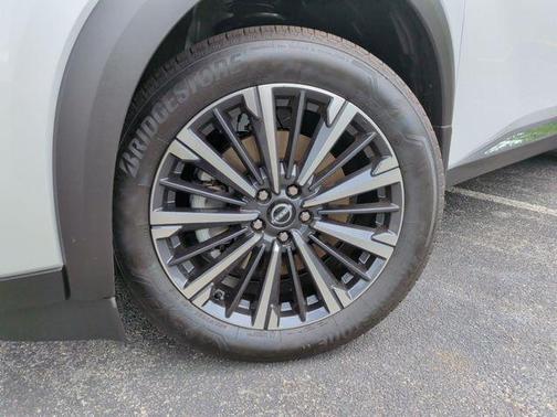 White / Black 2026 Nissan Pathfinder Platinum