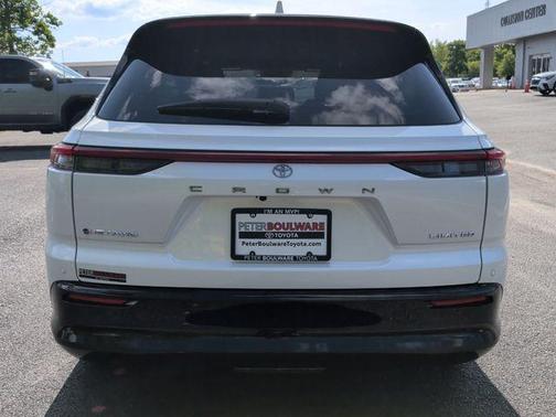 Oxygen White 2025 Toyota Crown Signia LIMITED