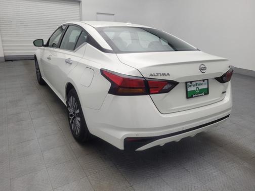 White 2023 Nissan Altima 2.5 SV
