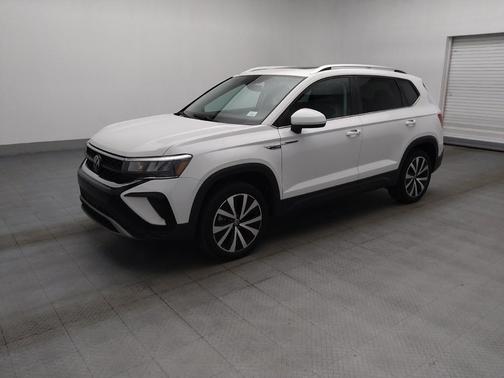 White 2023 Volkswagen Taos 1.5T SE
