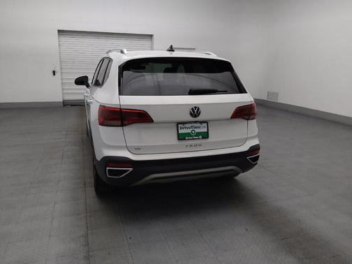 White 2023 Volkswagen Taos 1.5T SE