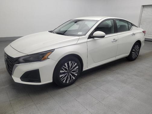 Pearl White Tricoat 2023 Nissan Altima 2.5 SV