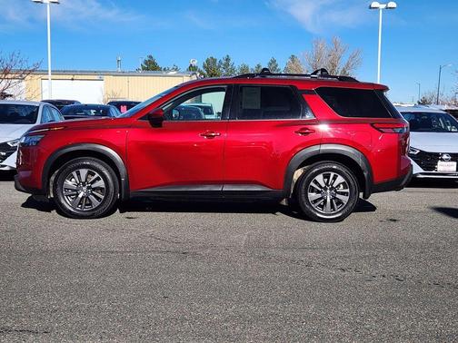 2022 Nissan Pathfinder SV