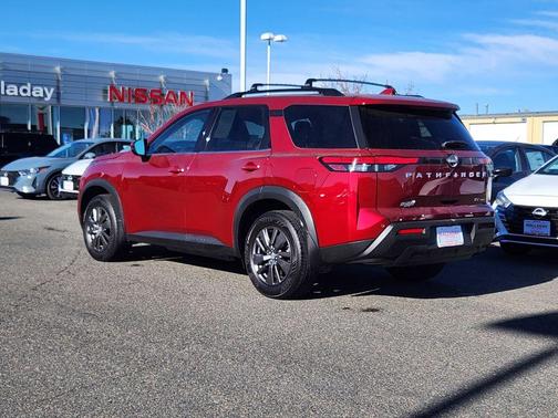 2022 Nissan Pathfinder SV