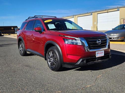 2022 Nissan Pathfinder SV