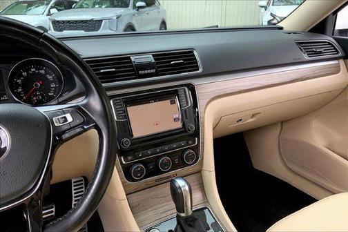 2018 Volkswagen Passat 2.0T SEL Premium