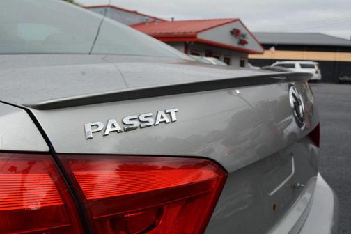2013 Volkswagen Passat 2.5L Wolfsburg Edition