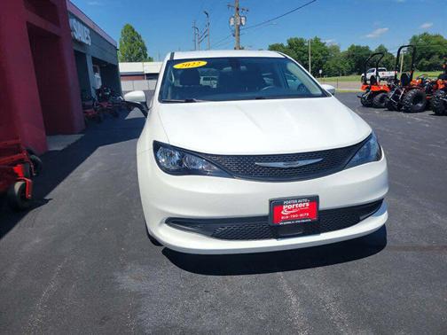 Bright White Clearcoat 2022 Chrysler Voyager LX