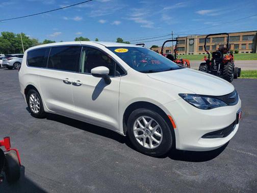 Bright White Clearcoat 2022 Chrysler Voyager LX