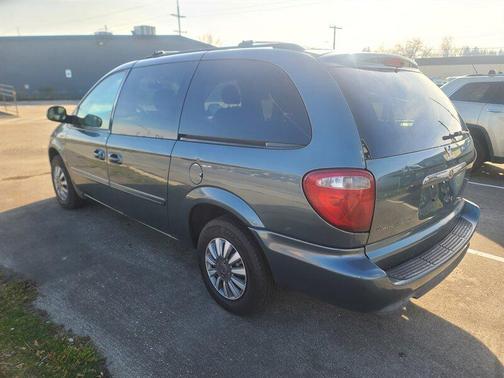 2006 Chrysler Town & Country Base