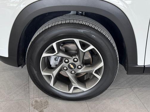 Summit White 2025 Chevrolet Trax LT