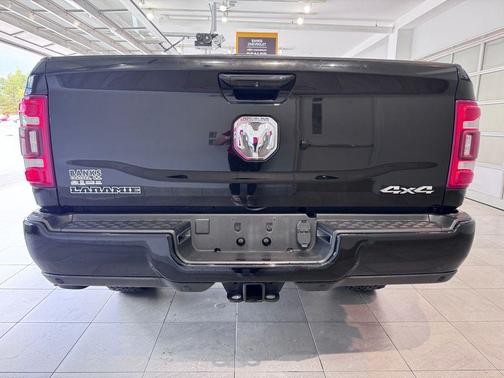 2022 RAM 3500 Laramie Crew Cab 4x4 8' Box